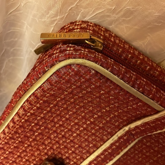 Celebrity travel bag w/handles & matching makeup bag. rusty red with gold trim - Picture 3 of 9